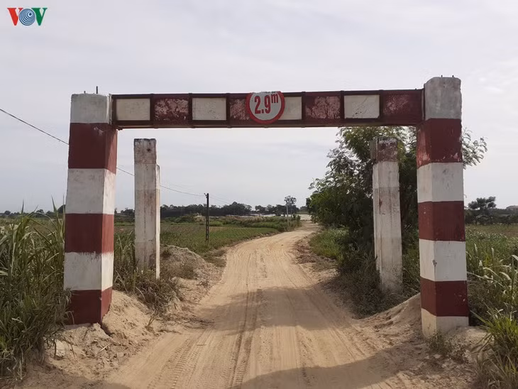 Đường vào các mỏ VLXD đều được đổ bê tông. Đường vào các mỏ VLXD đều được đổ bê tông.