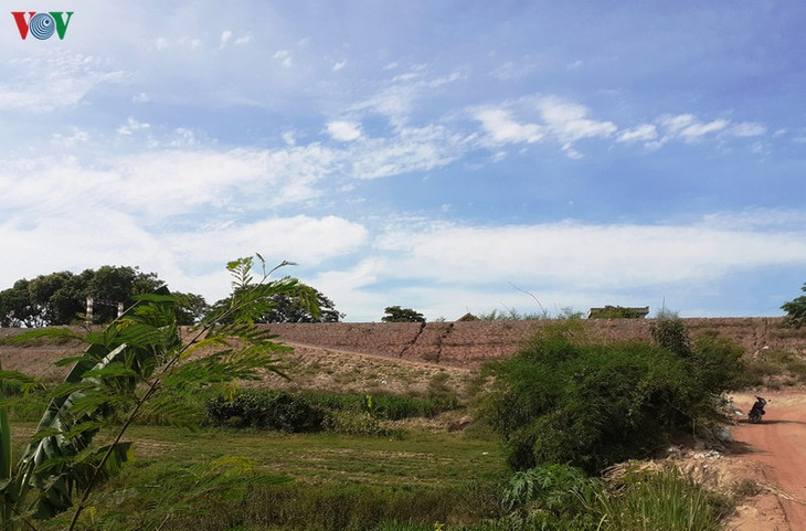 Những rãnh nứt lớn nhìn từ xa.