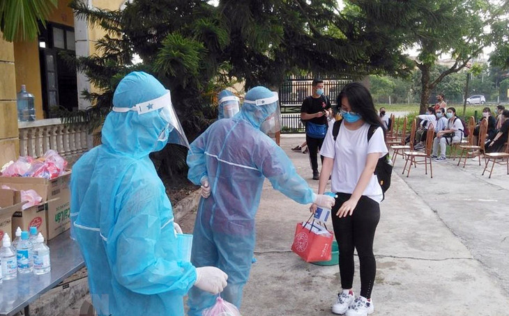 Đón công dân từ Mỹ về thực hiện cách ly tập trung tại Trung đoàn 151, Bộ Chỉ huy Quân sự tỉnh Hà Nam