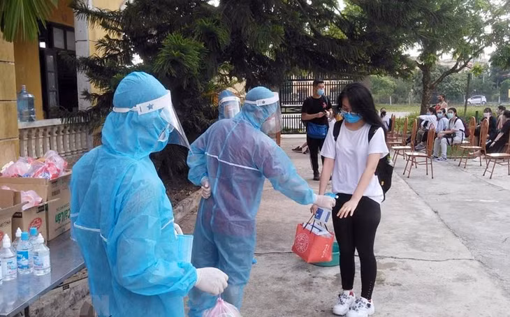 Đón công dân từ Mỹ về thực hiện cách ly tập trung tại Trung đoàn 151, Bộ Chỉ huy Quân sự tỉnh Hà Nam