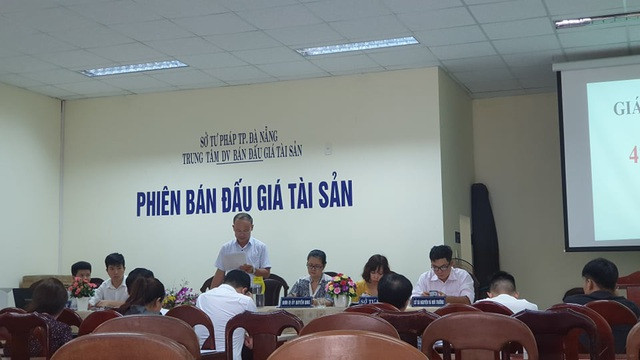 Sau hơn 1 giờ đấu giá, Công ty CP Tập đoàn Đông Đô đã trúng đấu giá với số tiền 310,352 tỷ đồng