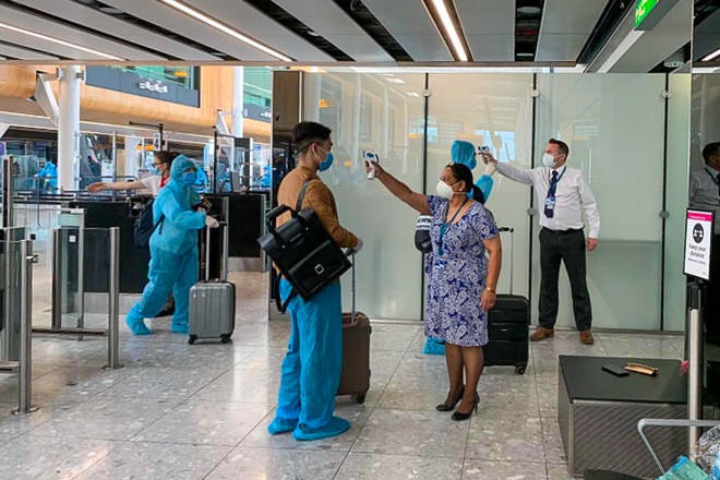 Hành khách được kiểm tra y tế đầy đủ và yêu cầu mặc đồ bảo hộ trong suốt hành trình trở về Việt Nam.