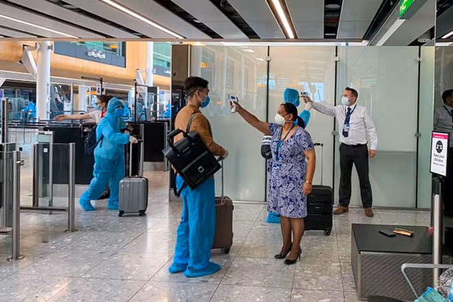 Hành khách được kiểm tra y tế đầy đủ và yêu cầu mặc đồ bảo hộ trong suốt hành trình trở về Việt Nam.