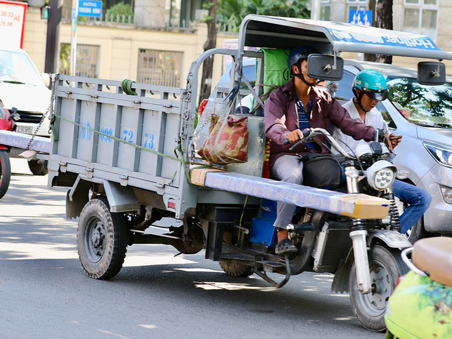 Xe tự chế chở hàng cồng kềnh ngang nhiên lưu thông giữa trung tâm TP.HCM