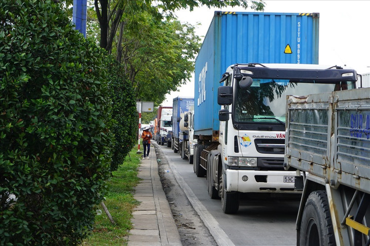 Đường Mai Chí Thọ - một trong những tuyến huyết mạch cửa ngõ phía Đông TPHCM thường xuyên kẹt xe nên việc đầu tư các tuyến Vành đai 2 và 3 là rất cấp bách.