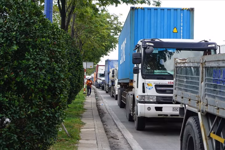 Đường Mai Chí Thọ - một trong những tuyến huyết mạch cửa ngõ phía Đông TPHCM thường xuyên kẹt xe nên việc đầu tư các tuyến Vành đai 2 và 3 là rất cấp bách.