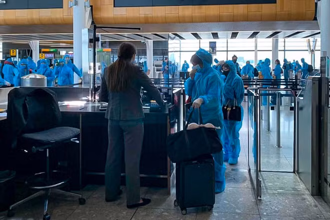 Sau khi nam phi công và hành khách châu Âu rời máy bay, một số công dân Việt Nam đã được đón về nước.