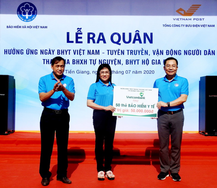 Lãnh đạo Ngân hàng Vietcombank trao biểu trưng số tiền ủng hộ Chương trình Hỗ trợ thẻ BHYT