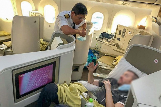 Máy bay B787-10 đã được sử dụng thay cho A350 thường sử dụng khai thác các chuyến bay thường lệ trước khi tạm dừng đường bay vì dịch Covid-19. B787 là loại máy bay nam phi công đã ngồi trong buồng lái khi làm việc ở Việt Nam.