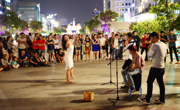 Hát ở phố đi bộ Nguyễn Huệ