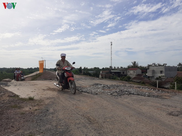 Mặt đê đã được san gạt tạm thời để các phương tiện có thể đi lại.