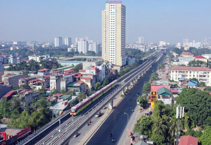 Tàu chạy trên tuyến đường sắt Nhổn - ga Hà Nội Tàu chạy trên tuyến đường sắt Nhổn - ga Hà Nội