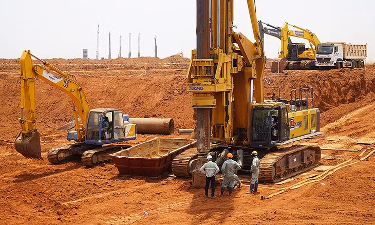 Công nhân thi công hạng mục cọc nhà ga sân bay Long Thành