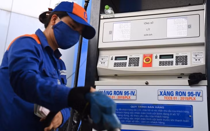 Bộ Tài chính cho biết vẫn chưa nhận được ý kiến của Bộ Công Thương về việc điều chỉnh chi phí nhập xăng dầu.