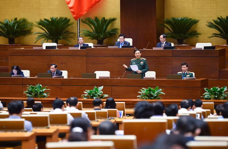 Bộ trưởng Bộ Quốc phòng Phan Văn Giang phát biểu giải trình làm rõ một số vấn đề các đại biểu Quốc hội quan tâm