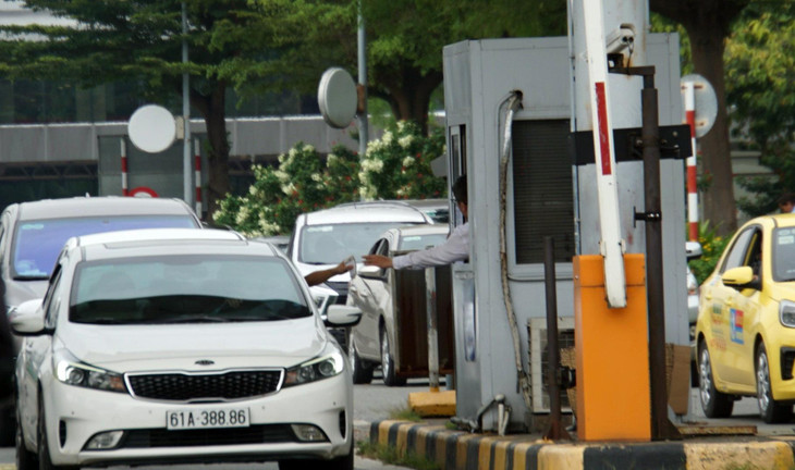 Tài xế dừng trước trạm thu phí để trả thẻ và trả phí mỗi lượt ra/vào sân bay Tân Sơn Nhất