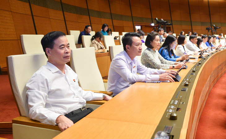 Các đại biểu Quốc hội nghe Bộ trưởng Bộ Thông tin và Truyền thông Nguyễn Mạnh Hùng trả lời tranh luận