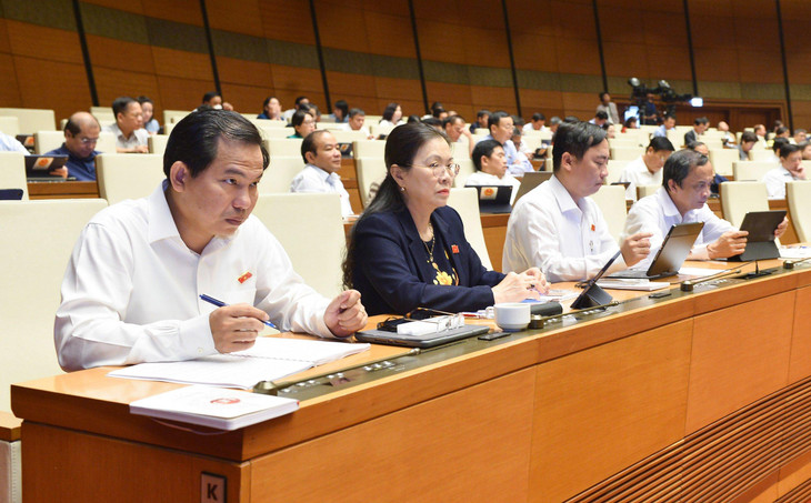 Quốc hội thảo luận ở Hội trường về dự thảo Nghị quyết về thí điểm một số cơ chế, chính sách đặc thù phát triển thành phố Buôn Ma Thuột, tỉnh Đắk Lắk.