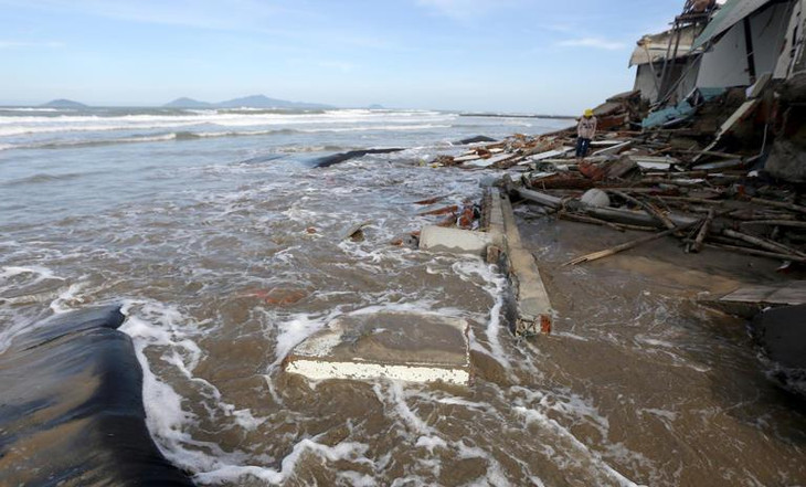 Tường nhà ven biển ở Quảng Nam đổ sập do hoàn lưu bão Nesat