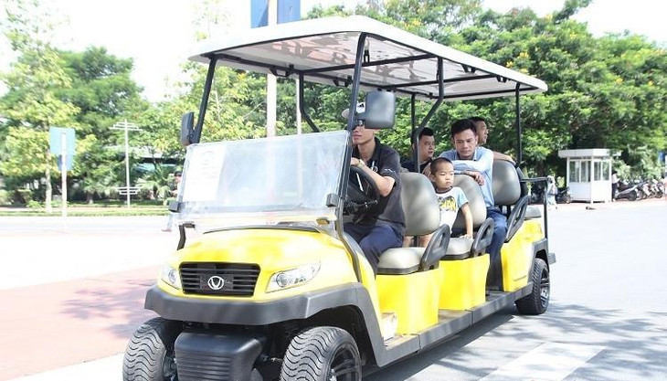 Xe điện phục vụ khách du lịch ở Hà Nội là loại 4 bánh, vận tốc thiết kế dưới 30 km/h và chở không quá 15 người. Ảnh minh hoạ