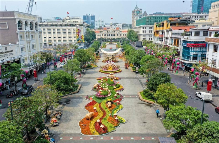 Đường hoa Nguyễn Huệ trở thành điểm đến không thể thiếu của người dân TP.HCM và du khách mỗi dịp Tết đến Xuân về