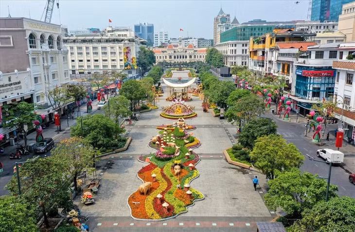 Đường hoa Nguyễn Huệ trở thành điểm đến không thể thiếu của người dân TP.HCM và du khách mỗi dịp Tết đến Xuân về