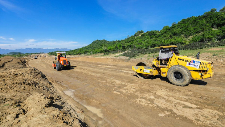 Cao tốc Bắc-Nam đoạn Cam Lâm-Vĩnh Hảo đang được các đơn vị đẩy nhanh thi công. Cao tốc Bắc-Nam đoạn Cam Lâm-Vĩnh Hảo đang được các đơn vị đẩy nhanh thi công.
