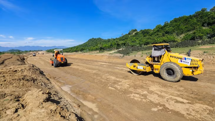 Cao tốc Bắc-Nam đoạn Cam Lâm-Vĩnh Hảo đang được các đơn vị đẩy nhanh thi công.