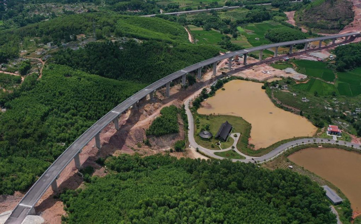 Cầu vượt dài gần một km với 20 nhịp đi qua phường Hương Hồ, TP. Huế