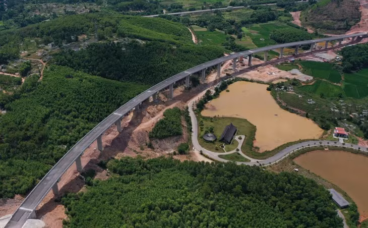 Cầu vượt dài gần một km với 20 nhịp đi qua phường Hương Hồ, TP. Huế