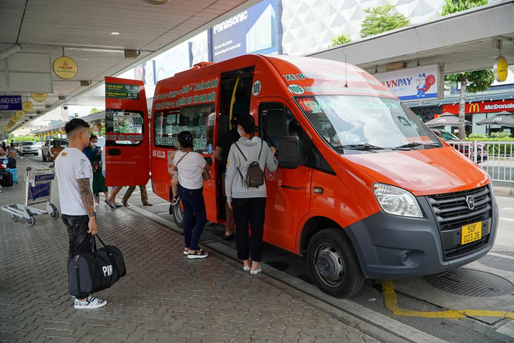 Khách lên xe buýt ở sân bay Tân Sơn Nhất