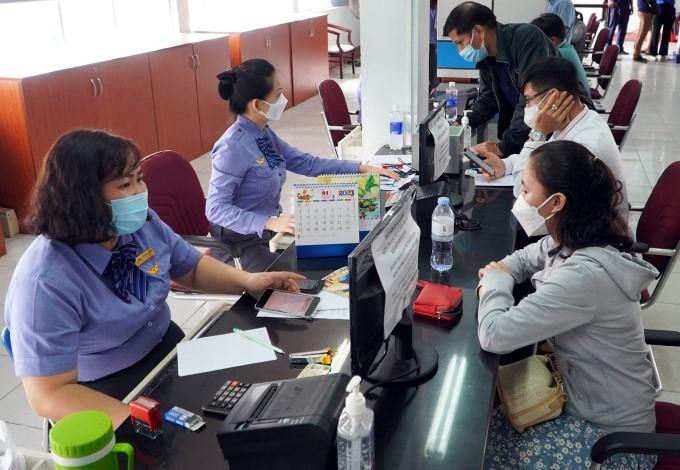 Khách mua vé tàu Tết Nguyên đán 2023 tại ga Sài Gòn