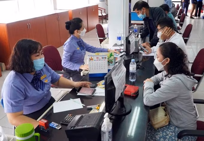 Khách mua vé tàu Tết Nguyên đán 2023 tại ga Sài Gòn