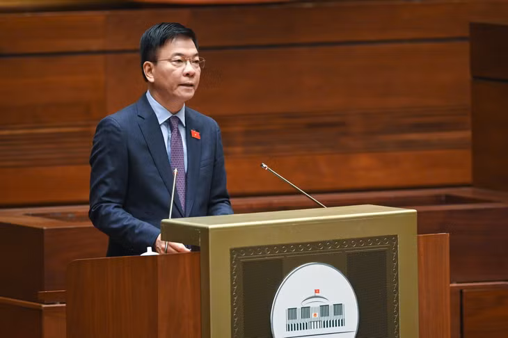 Bộ trưởng Bộ Tư pháp Lê Thành Long, thừa ủy quyền của Thủ tướng Chính phủ trình bày Báo cáo về công tác thi hành án năm 2022