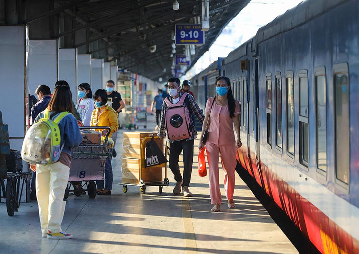 Khách đi tàu tại ga Sài Gòn Khách đi tàu tại ga Sài Gòn