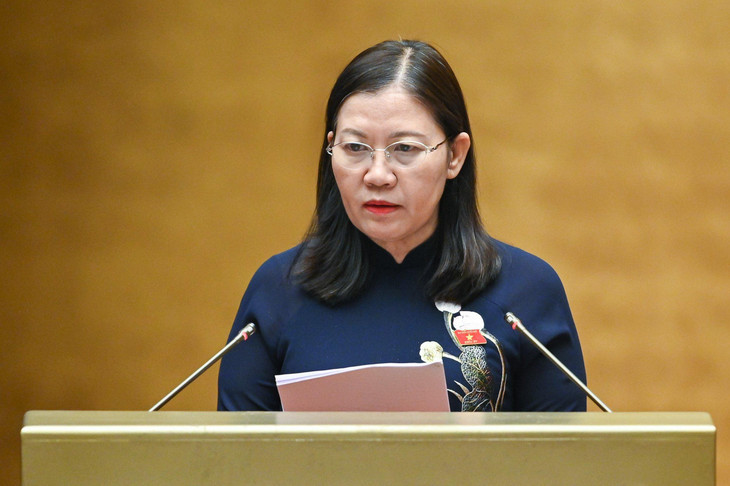 Chủ nhiệm Ủy ban Tư pháp của Quốc hội Lê Thị Nga trình bày Báo cáo thẩm tra Báo cáo về công tác phòng, chống tham nhũng năm 2022