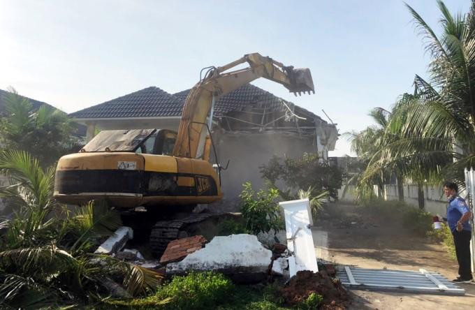 Máy xúc của đoàn cưỡng chế đập bỏ biệt thự xây trái phép