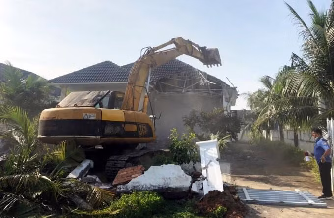 Máy xúc của đoàn cưỡng chế đập bỏ biệt thự xây trái phép