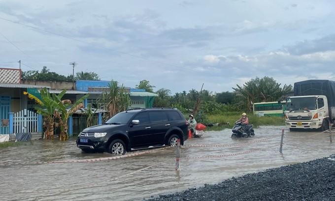 Triều cường gây ngập tại cửa ngõ TP. Ngã Bảy