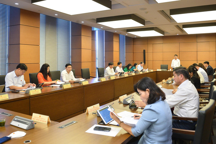 Sáng 2/11, Quốc hội thảo luận ở tổ về Dự án Luật Bảo vệ quyền lợi người tiêu dùng (sửa đổi) và Dự án Luật Giao dịch điện tử (sửa đổi)