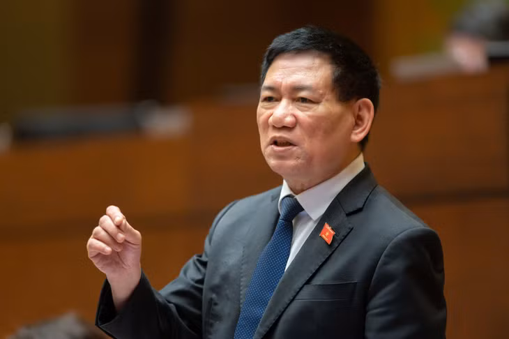 Bộ trưởng Bộ Tài chính Hồ Đức Phớc giải trình vấn đề đại biểu Quốc hội nêu