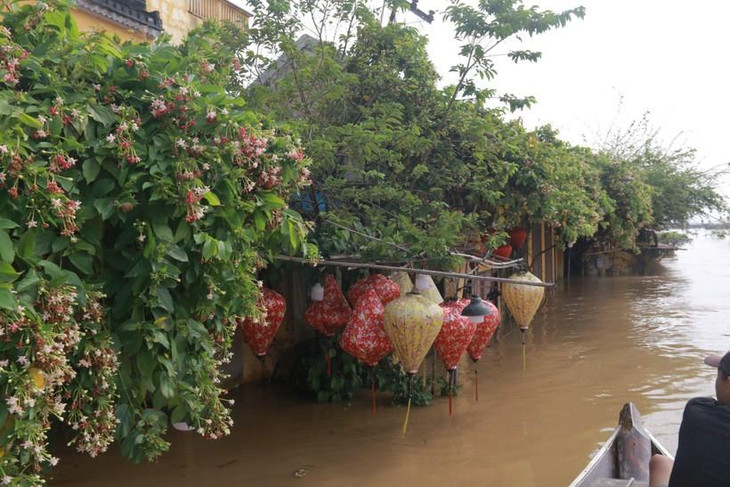 Có những ngôi nhà nước lũ gần chạm nóc