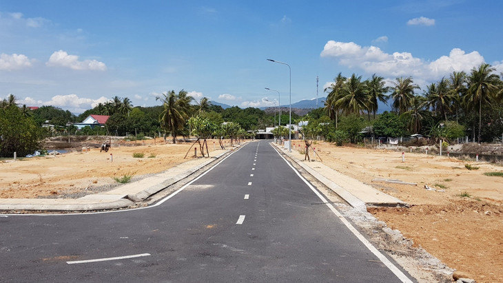 Một khu đất làm đường rồi phân lô trái phép tại huyện Cam Lâm