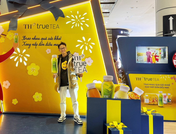 Khách hàng check-in tại booth chương trình “Trao nhau quà sức khỏe, xoay nắp đón điều may” Khách hàng check-in tại booth chương trình “Trao nhau quà sức khỏe, xoay nắp đón điều may”