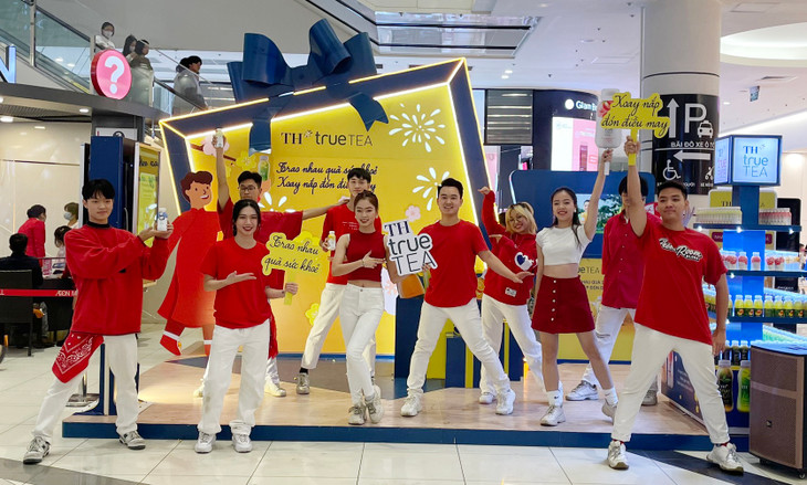 Hòa cùng không khí đón xuân đang ngập tràn, màn trình diễn flashmob cực kỳ sôi động tại Aeon Mall Long Biên (Hà Nội) đã tạo nên không khí ấm áp, vui tươi, giúp các gia đình có cơ hội chia sẻ niềm vui cùng nhau sau một tuần làm việc mệt mỏi. Hòa cùng không khí đón xuân đang ngập tràn, màn trình diễn flashmob cực kỳ sôi động tại Aeon Mall Long Biên (Hà Nội) đã tạo nên không khí ấm áp, vui tươi, giúp các gia đình có cơ hội chia sẻ niềm vui cùng nhau sau một tuần làm việc mệt mỏi.