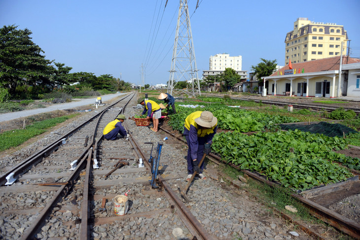 Sữa chữa đường sắt tại ga Bình Triệu, TP.HCM