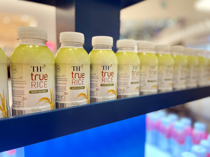 Các sản phẩm đồ uống tốt cho sức khỏe của Tập đoàn TH nhận được nhiều phản ứng tích cực của khách hàng nhờ hương vị thơm ngon. Các sản phẩm đồ uống tốt cho sức khỏe của Tập đoàn TH nhận được nhiều phản ứng tích cực của khách hàng nhờ hương vị thơm ngon.