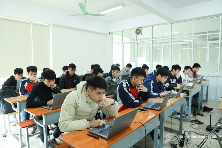 Sinh viên nhà trường làm các bài kiểm tra về IQ để ứng tuyển vào làm việc tại Công ty HCL Technologies