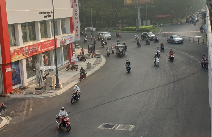 Xe theo hướng từ sân bay Tân Sơn Nhất qua nút giao Lăng Cha Cả sau khi dự án hoàn thành