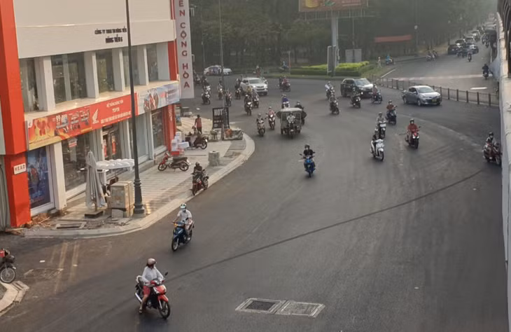 Xe theo hướng từ sân bay Tân Sơn Nhất qua nút giao Lăng Cha Cả sau khi dự án hoàn thành